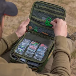 Trakker DPM Tackle Tasche, Kompakt 14 Trakker DPM Tackle Tasche, Kompakt -Astral Camping ad trakker compact tackle bag dpm lifestyle 2